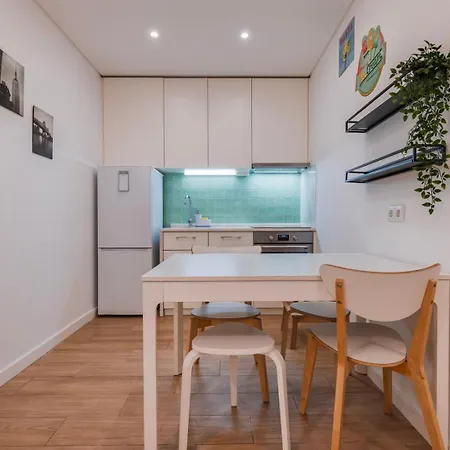 Cozy 2 Bedroom Retreat * ליסבון