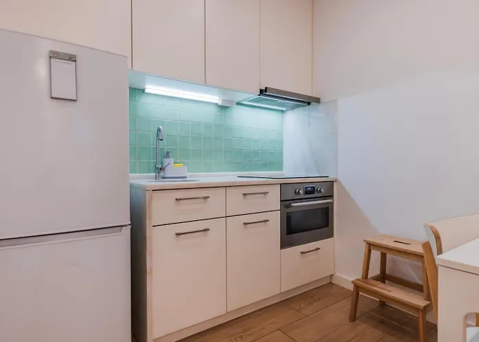Cozy 2 Bedroom Retreat * ליסבון