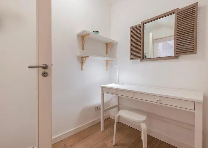 Cozy 2 Bedroom Retreat * ליסבון