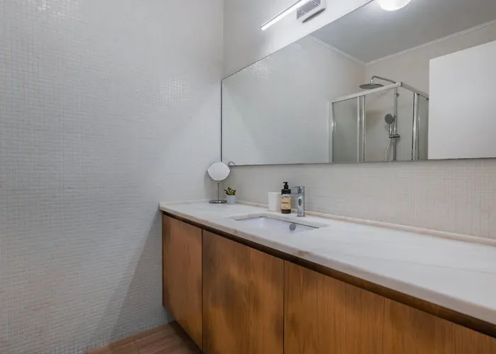 Cozy 2 Bedroom Retreat * ליסבון