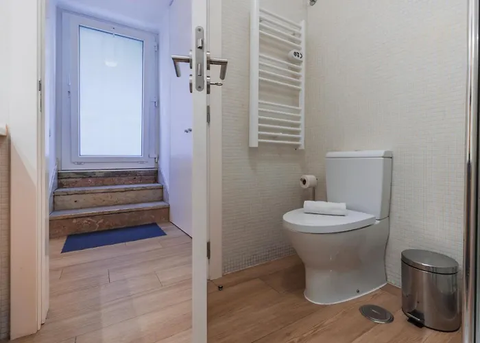 Cozy 2 Bedroom Retreat * ליסבון