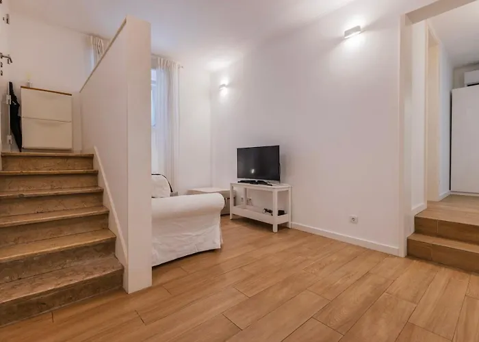 Cozy 2 Bedroom Retreat * ליסבון